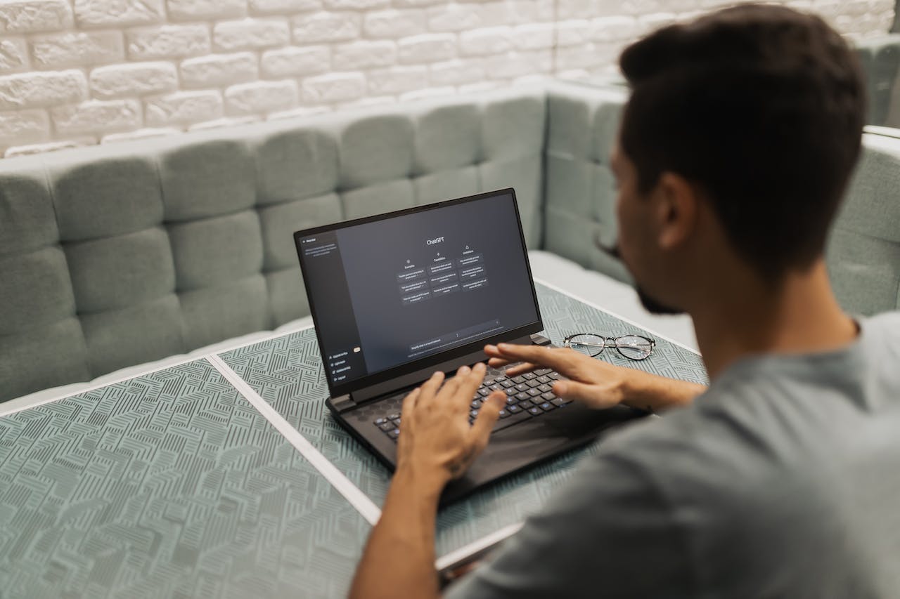 Com es complementen la intel·ligència artificial i programació?