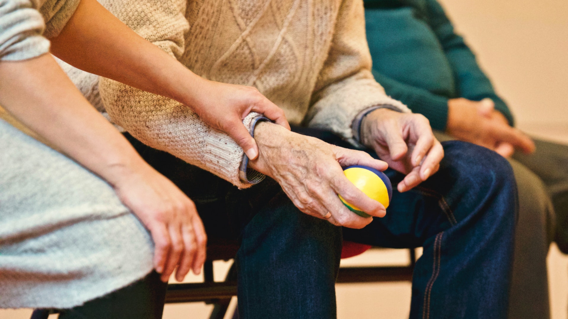 Programas de ayuda a personas mayores: cómo reducir el aislamiento social